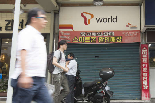 단말기유통구조개선법 시행 이후 영세 판매점이 3500개 가량 줄어드는 등 휴대전화 유통 구조가 직영점 위주로 완전히 재편하고 있다. 2일 서울 한 전자상가에 폐업한 휴대전화 매장 문이 굳게 닫혀 있다.  유동일기자 eddieyou@